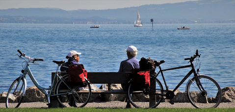 加强推广老年人使用智能穿戴设备，有哪些可行的办法？
