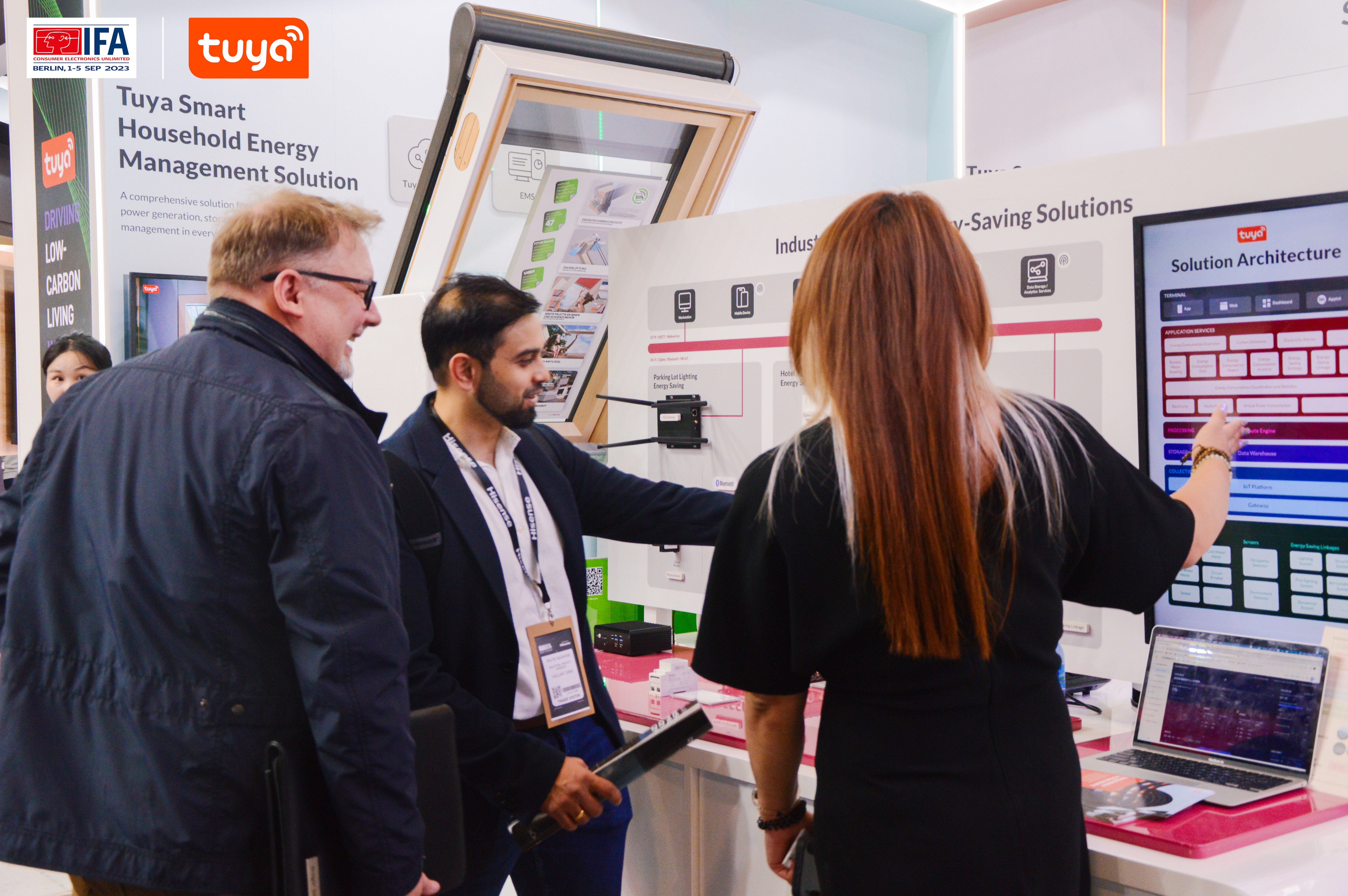 Visitors learned about the energy-saving capabilities of Tuya Intelligent Business