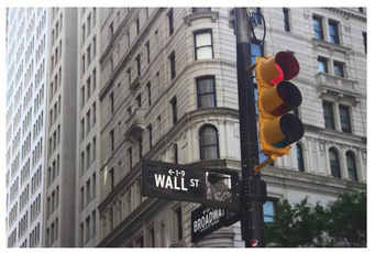 通过智能信号灯系统的应用，使交通堵塞得到缓解